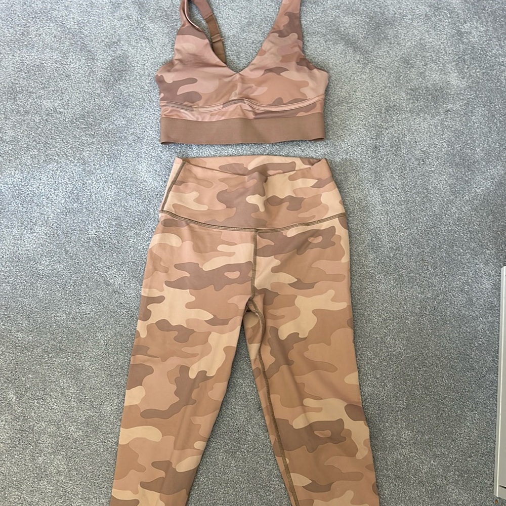 Fabletics nude camo workout set. Size small. Removable pads. Pants are 7/8